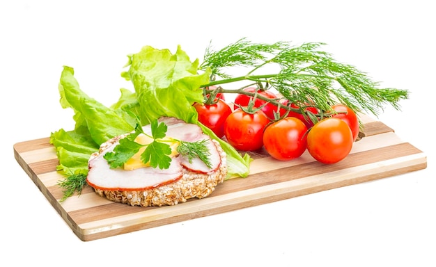 Świeże składniki i talerz z potrawą